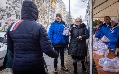 Cserdiné Németh Angéla és Barkóczi Balázs ételt oszt a Fő téren