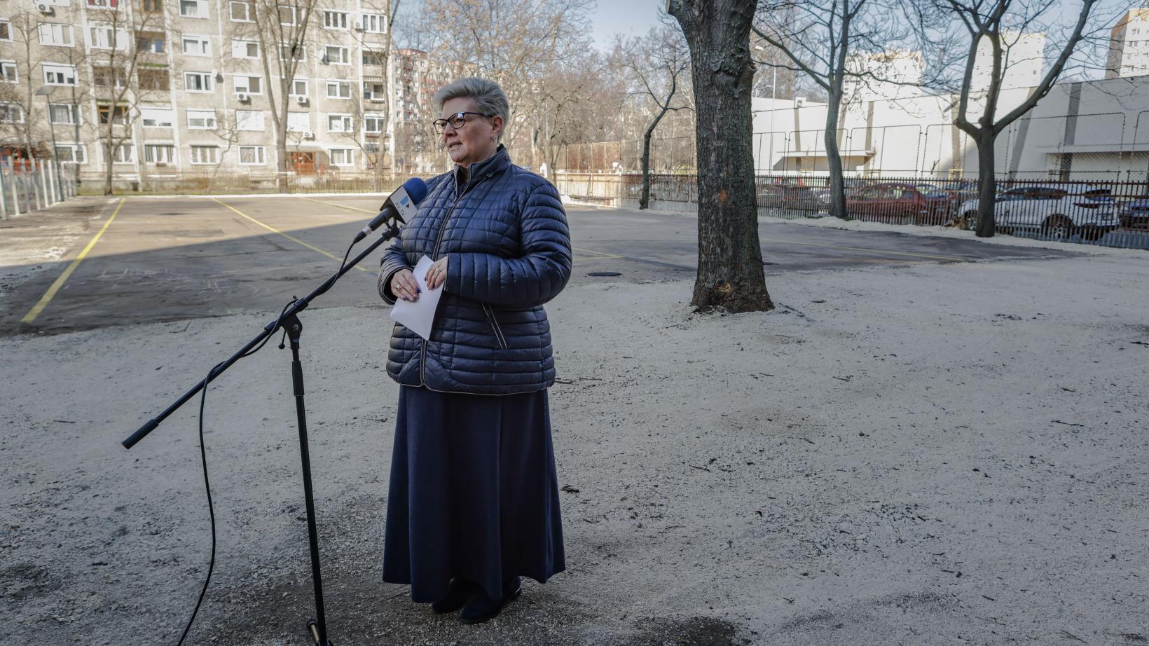 Ideiglenes parkolót ad át Cserdiné Németh Angéla a Legénybíró utcában