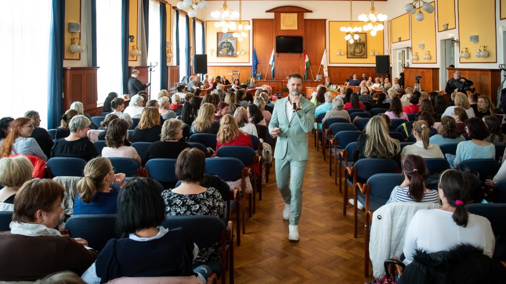 A Bölcsődék Napja ünnepségen Veréb Tamás énekelt