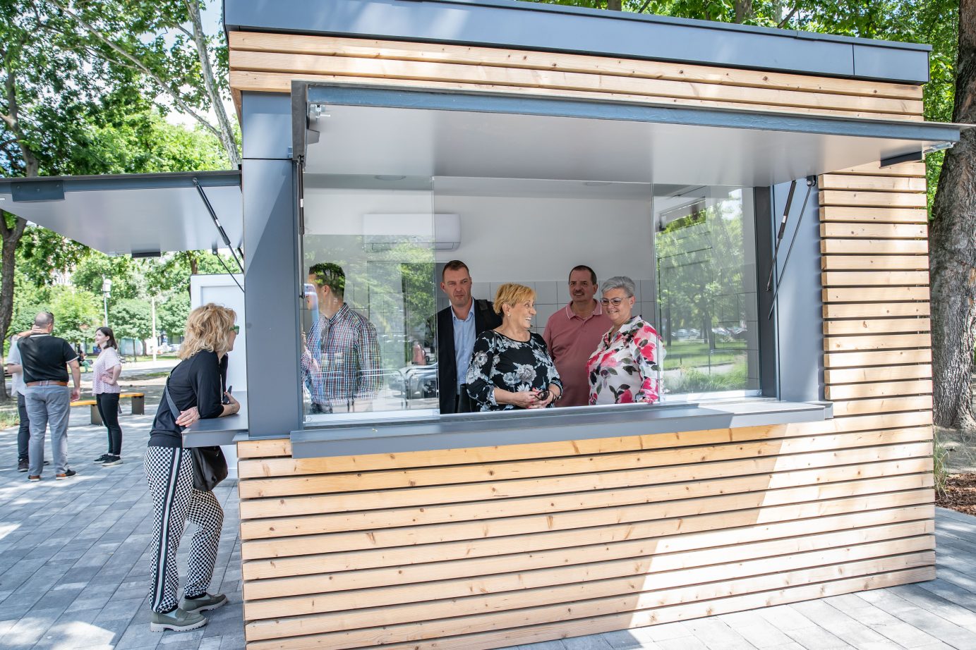 A pavilonok átadása a Fő téren